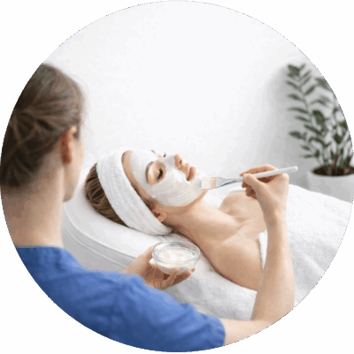 Relaksująca aplikacja maseczki na twarz