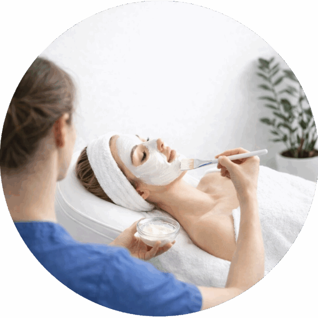 Relaksująca aplikacja maseczki na twarz