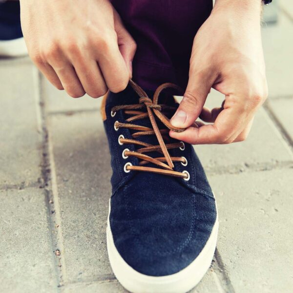 mezczyzna-wiazacy-buta